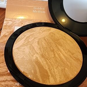 Laura Geller Illuminating Foundation Deluxe Size- Golden Medium- Brush Included